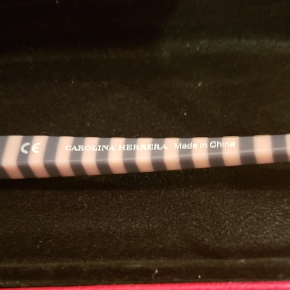 Carolina Herrera brown tortoise shell sunglasses with case - Picture 3 of 7